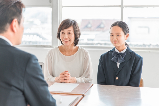 三者面談している親子