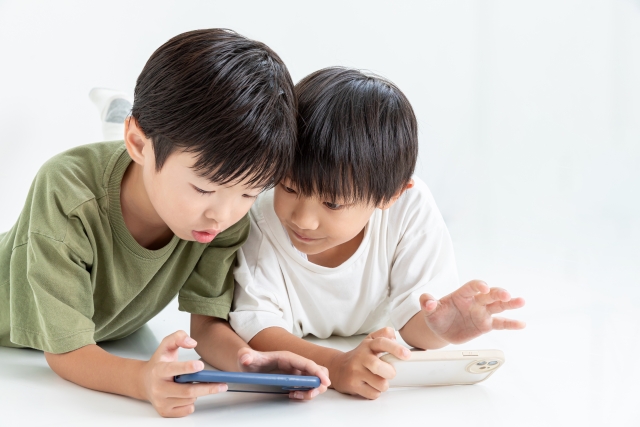子ども達がゲームをしている