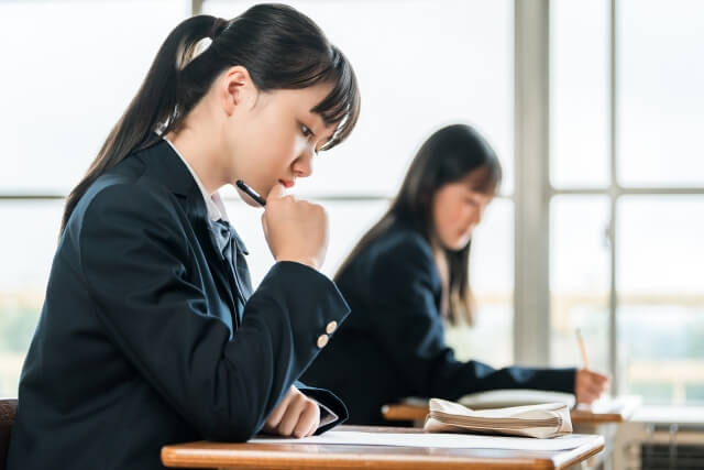 学校で勉強している女子生徒