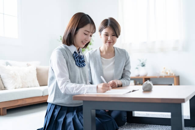 親子で勉強している